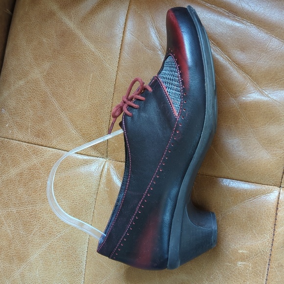 NAOT Feminine Oxfords - Picture 3 of 9